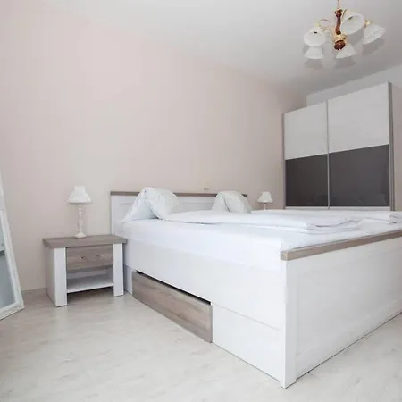 Two Bedroom Apartment With Balcony Md1 - Ae1421 *