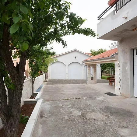 Two Bedroom Apartment With Balcony Md1 - Ae1421